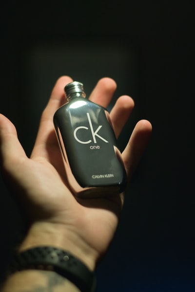 卡尔文克莱恩一个香水瓶
